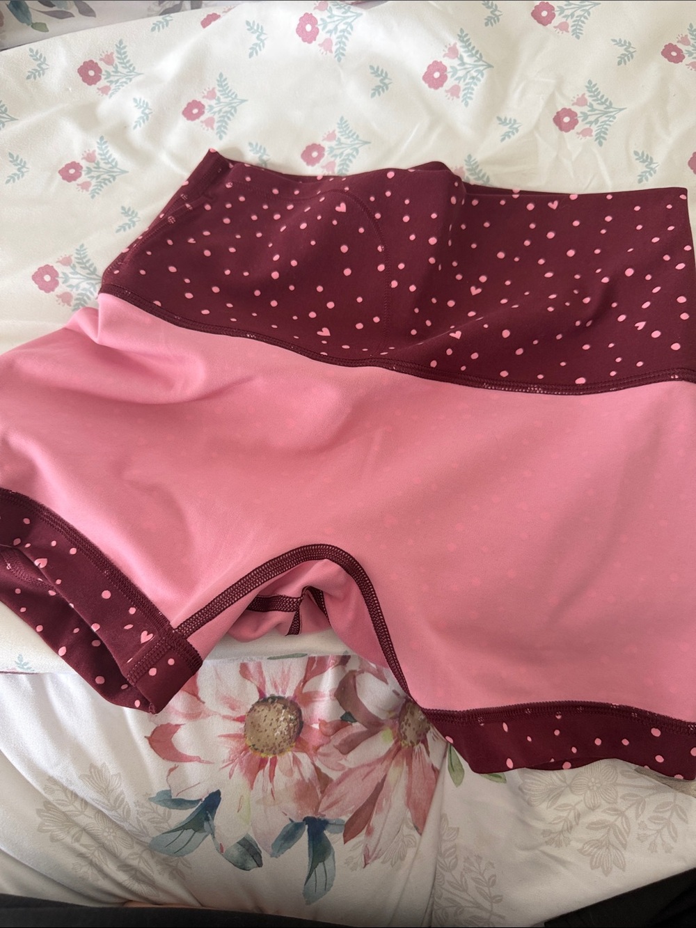 Lululemon scattered hearts shorts size 6 - Picture 6 of 7